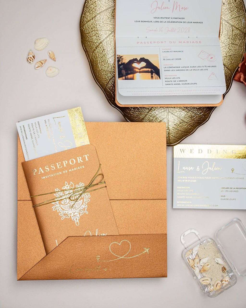 "Zéa - Passeport" - Faire-part de mariage passeport, wedding destination, chic, original et romantique avec dorure or - Création Luxe Carterie Studio