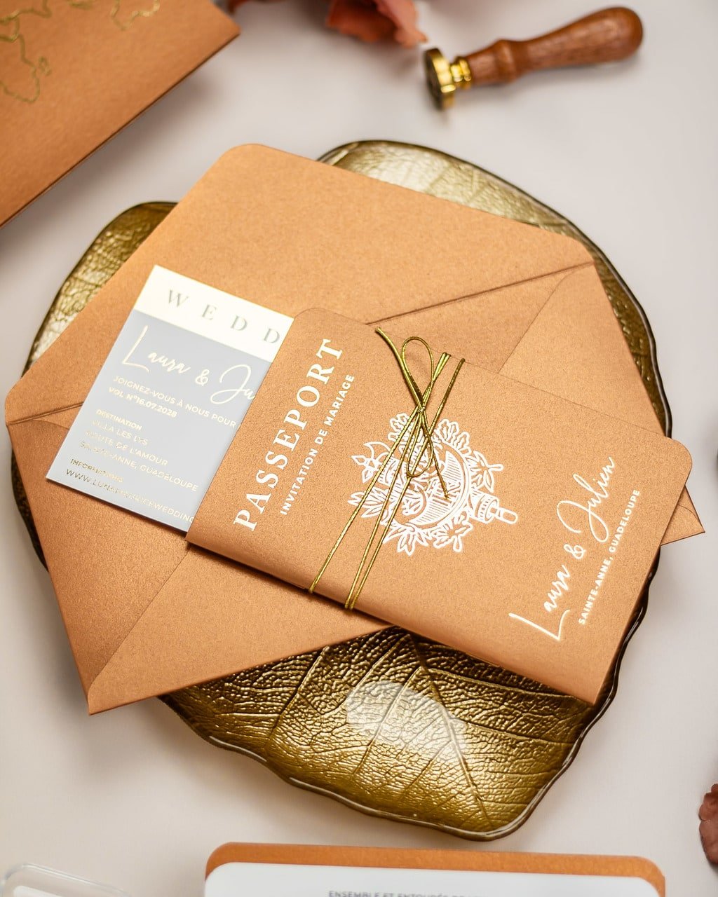"Zéa - Passeport" - Faire-part de mariage passeport, wedding destination, chic, original et romantique avec dorure or - Création Luxe Carterie Studio