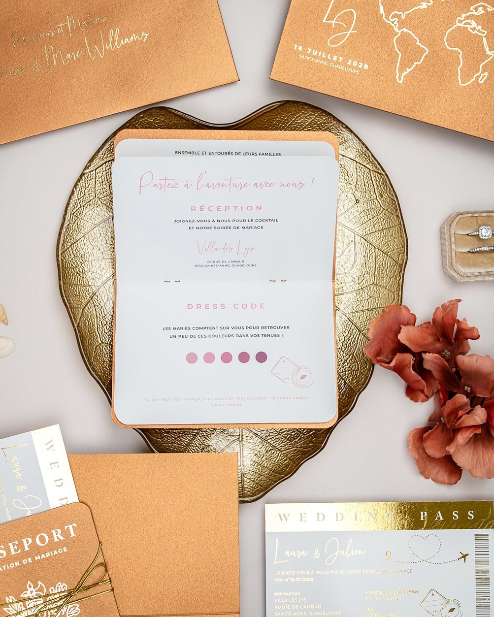 "Zéa - Passeport" - Faire-part de mariage passeport, wedding destination, chic, original et romantique avec dorure or - Création Luxe Carterie Studio