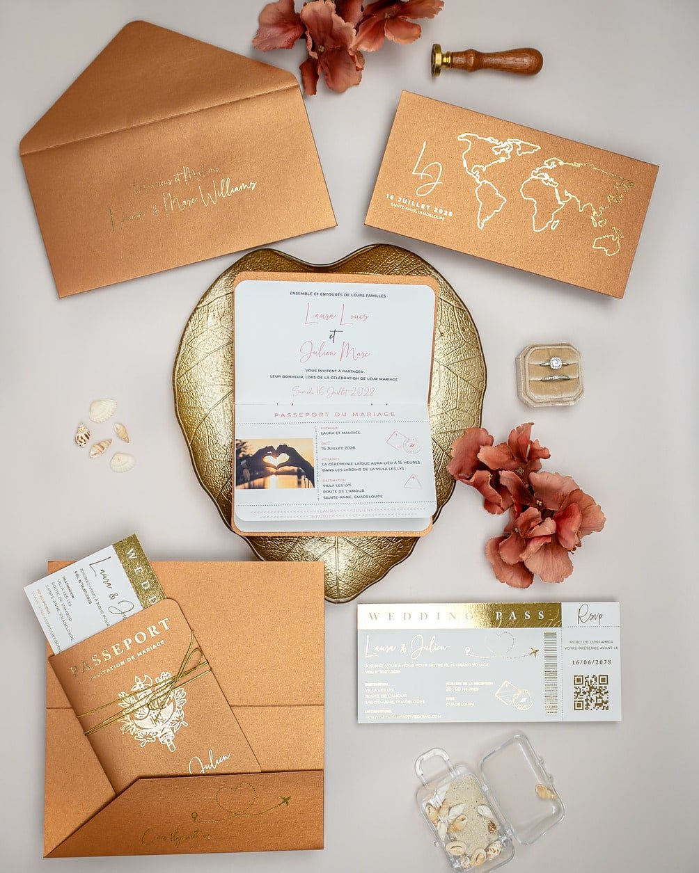 "Zéa - Passeport" - Faire-part de mariage passeport, wedding destination, chic, original et romantique avec dorure or - Création Luxe Carterie Studio