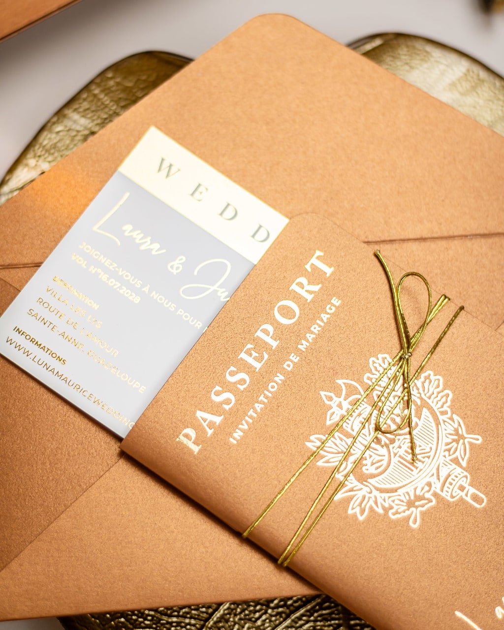 "Zéa - Passeport" - Faire-part de mariage passeport, wedding destination, chic, original et romantique avec dorure or - Création Luxe Carterie Studio