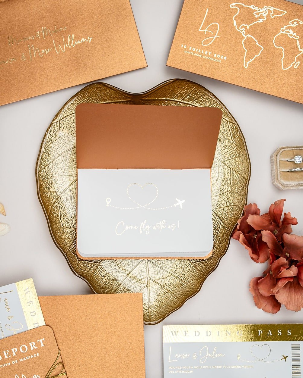 "Zéa - Passeport" - Faire-part de mariage passeport, wedding destination, chic, original et romantique avec dorure or - Création Luxe Carterie Studio