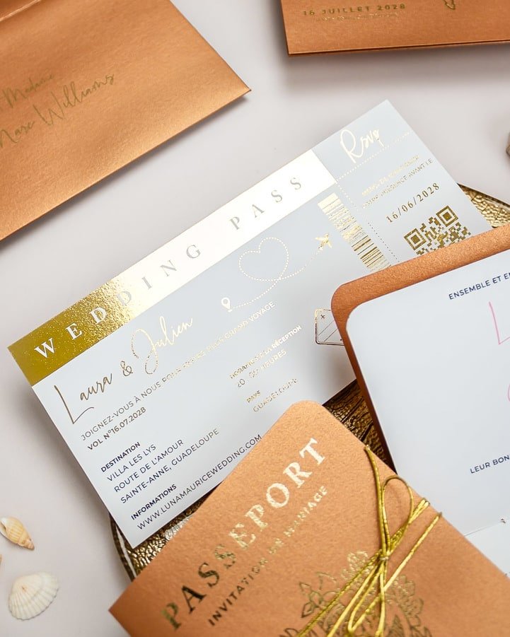 "Zéa - Passeport" - Faire-part de mariage passeport, wedding destination, chic, original et romantique avec dorure or - Création Luxe Carterie Studio