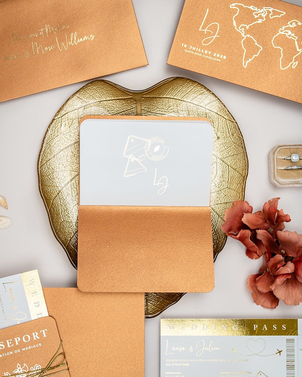 "Zéa - Passeport" - Faire-part de mariage passeport, wedding destination, chic, original et romantique avec dorure or - Création Luxe Carterie Studio