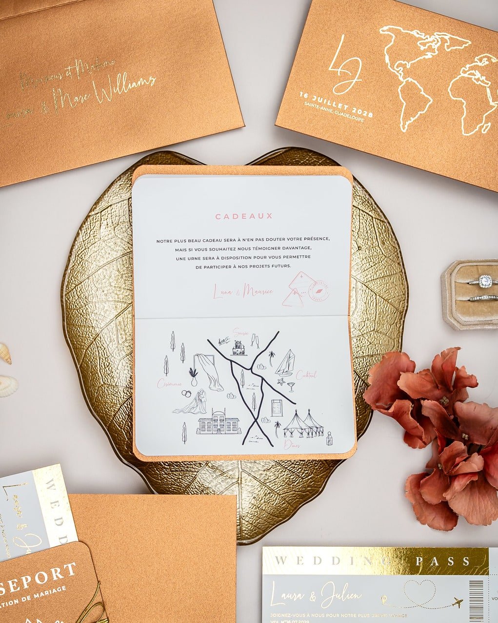"Zéa - Passeport" - Faire-part de mariage passeport, wedding destination, chic, original et romantique avec dorure or - Création Luxe Carterie Studio