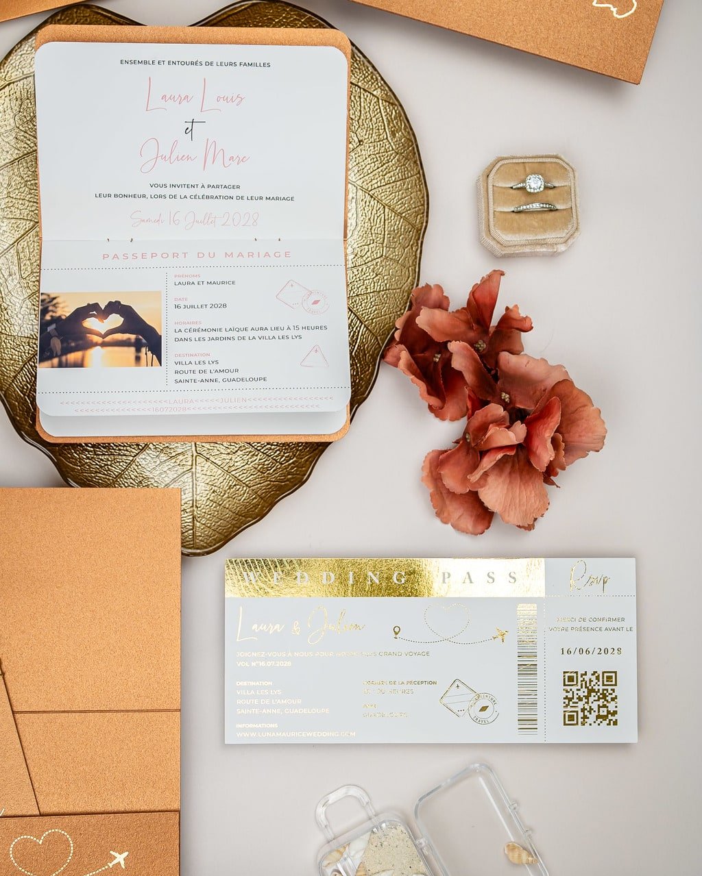 "Zéa - Passeport" - Faire-part de mariage passeport, wedding destination, chic, original et romantique avec dorure or - Création Luxe Carterie Studio