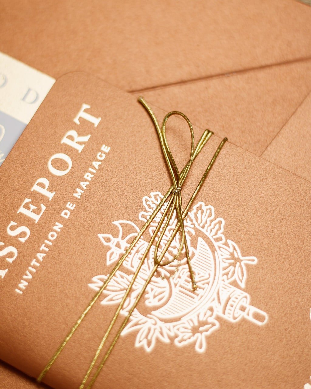 "Zéa - Passeport" - Faire-part de mariage passeport, wedding destination, chic, original et romantique avec dorure or - Création Luxe Carterie Studio