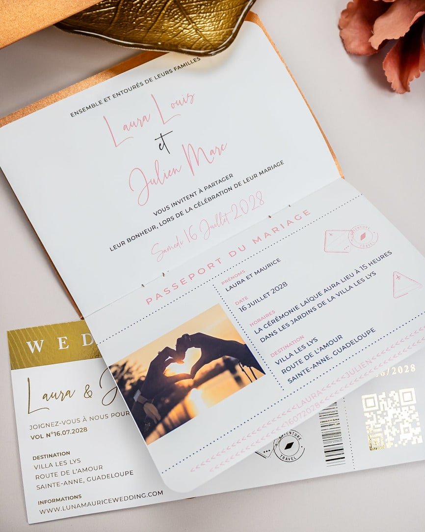 "Zéa - Passeport" - Faire-part de mariage passeport, wedding destination, chic, original et romantique avec dorure or - Création Luxe Carterie Studio