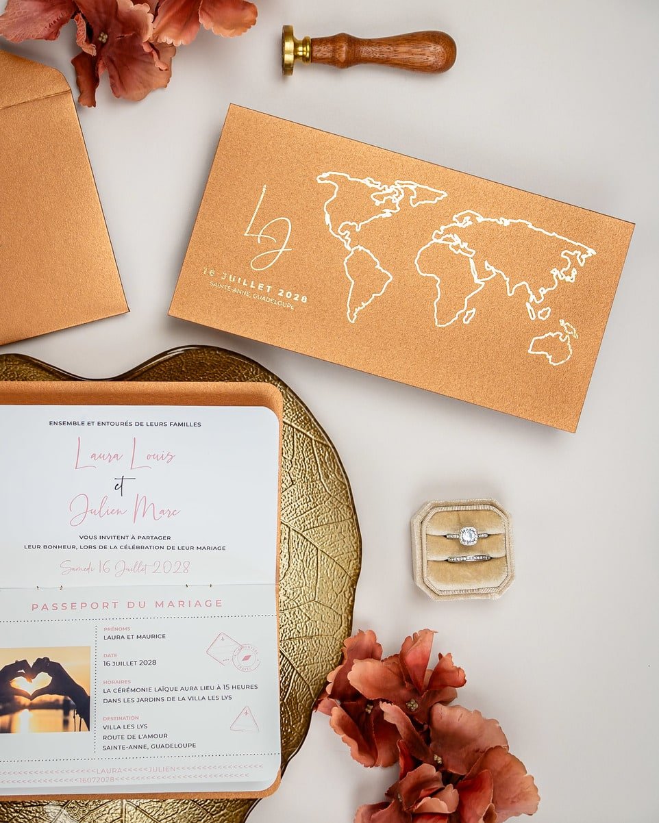 "Zéa - Passeport" - Faire-part de mariage passeport, wedding destination, chic, original et romantique avec dorure or - Création Luxe Carterie Studio