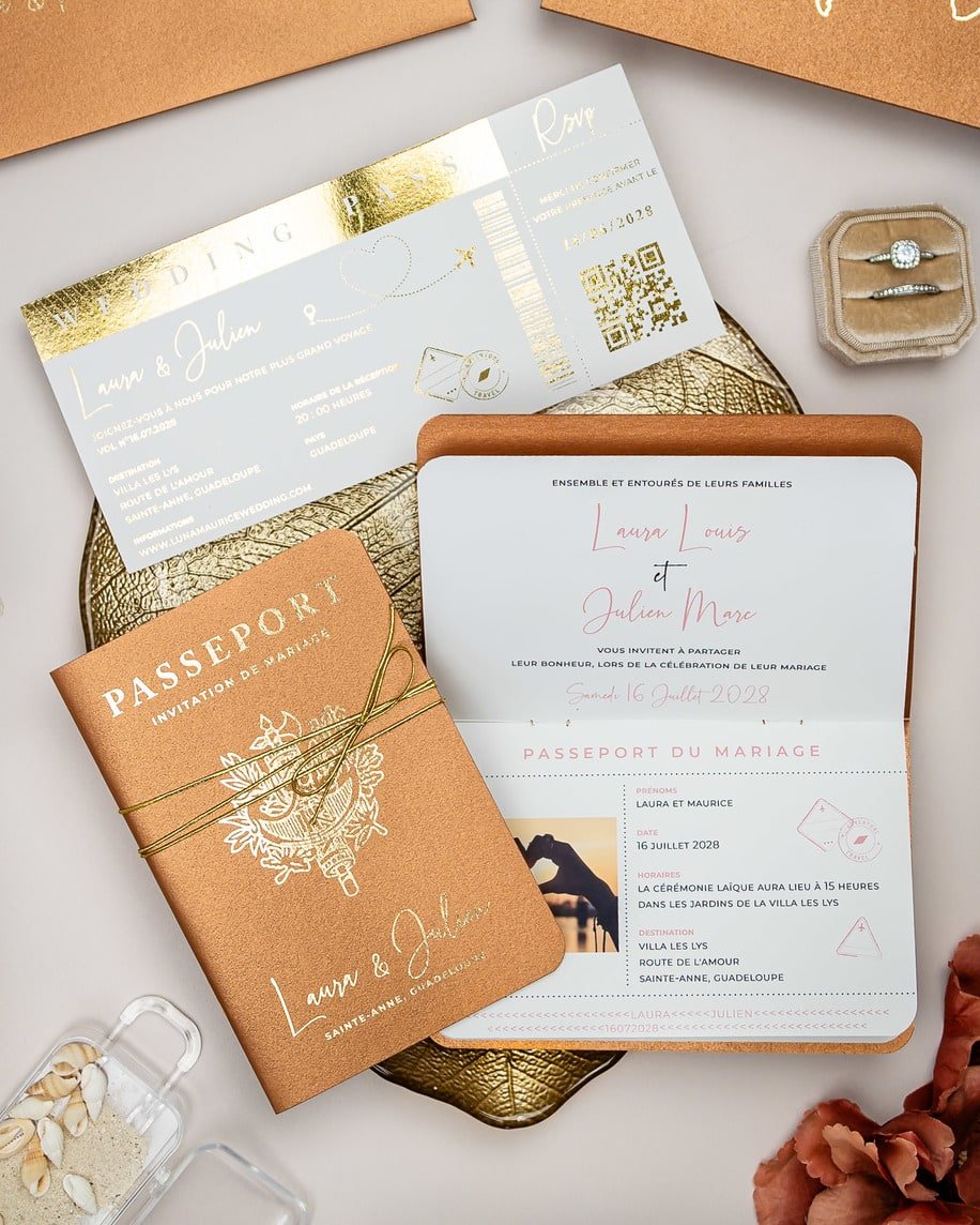 "Zéa - Passeport" - Faire-part de mariage passeport, wedding destination, chic, original et romantique avec dorure or - Création Luxe Carterie Studio