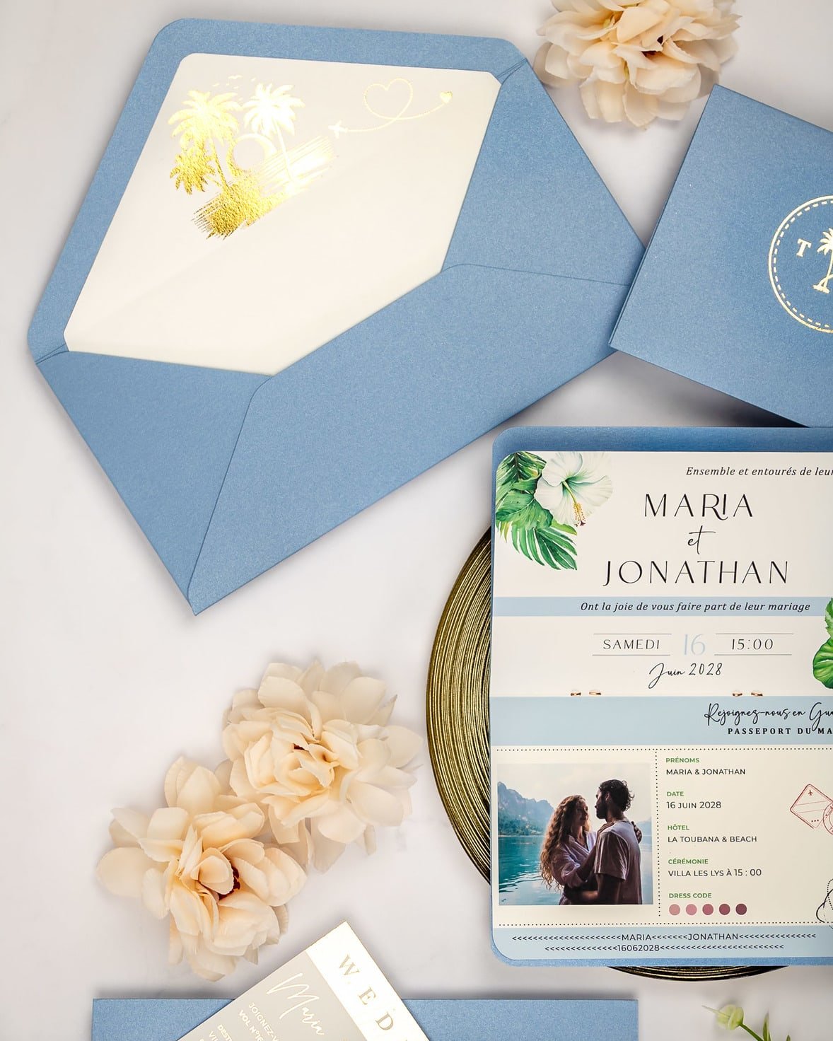 "Baya - Passeport" - Faire-part de mariage passeport, wedding destination, chic, original et romantique avec dorure or - Création Luxe Carterie Studio