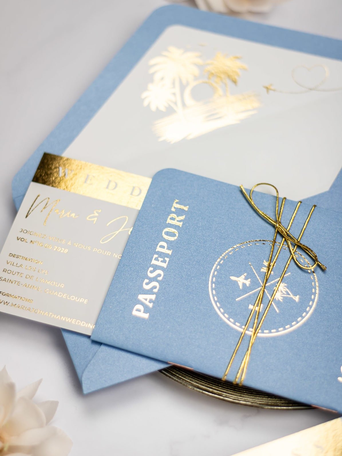 "Baya - Passeport" - Faire-part de mariage passeport, wedding destination, chic, original et romantique avec dorure or - Création Luxe Carterie Studio