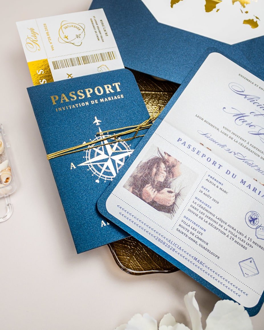 "Donya - Passeport" - Faire-part de mariage passeport, wedding destination, chic, original et romantique avec dorure or - Création Luxe Carterie Studio