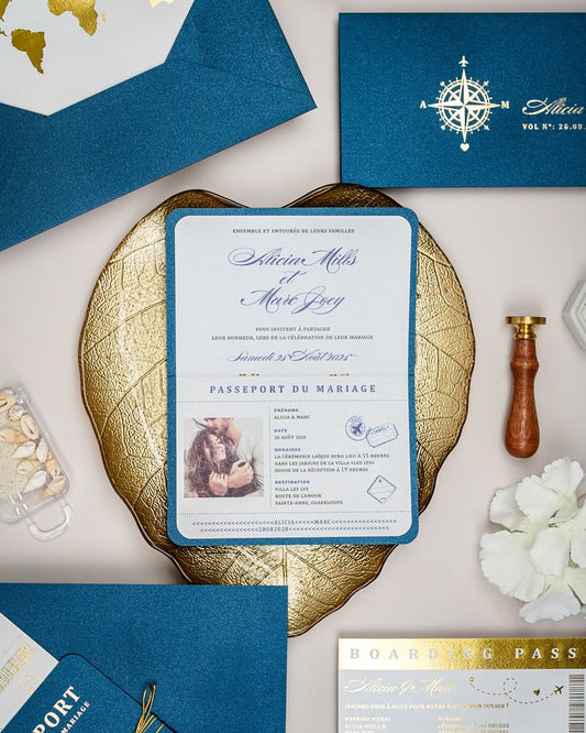 "Donya - Passeport" - Faire-part de mariage passeport, wedding destination, chic, original et romantique avec dorure or - Création Luxe Carterie Studio