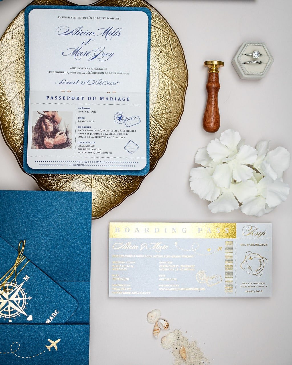 "Donya - Passeport" - Faire-part de mariage passeport, wedding destination, chic, original et romantique avec dorure or - Création Luxe Carterie Studio