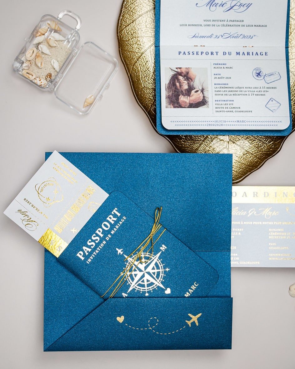 "Donya - Passeport" - Faire-part de mariage passeport, wedding destination, chic, original et romantique avec dorure or - Création Luxe Carterie Studio