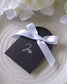 Kelly - Marque - place - Marque - place - Luxe Carterie Studio