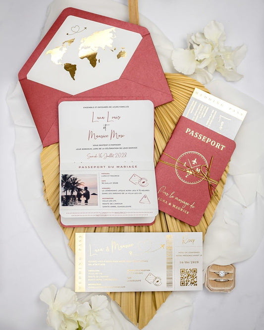 "Ruby - Passeport" - Faire-part de mariage passeport, wedding destination, chic, original et romantique avec dorure or - Création Luxe Carterie Studio