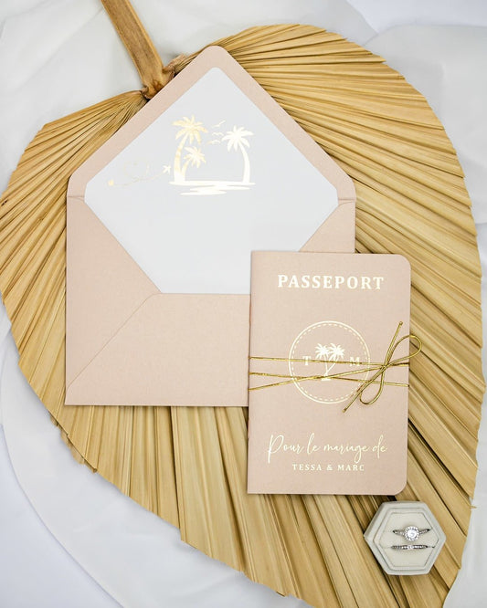 "Sora - Passeport" - Faire-part de mariage passeport, wedding destination, chic, original et romantique avec dorure or - Création Luxe Carterie Studio