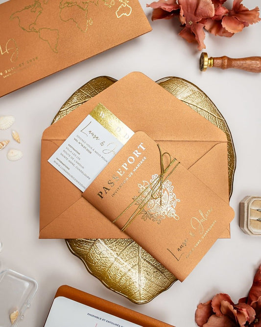 "Zéa - Passeport" - Faire-part de mariage passeport, wedding destination, chic, original et romantique avec dorure or - Création Luxe Carterie Studio