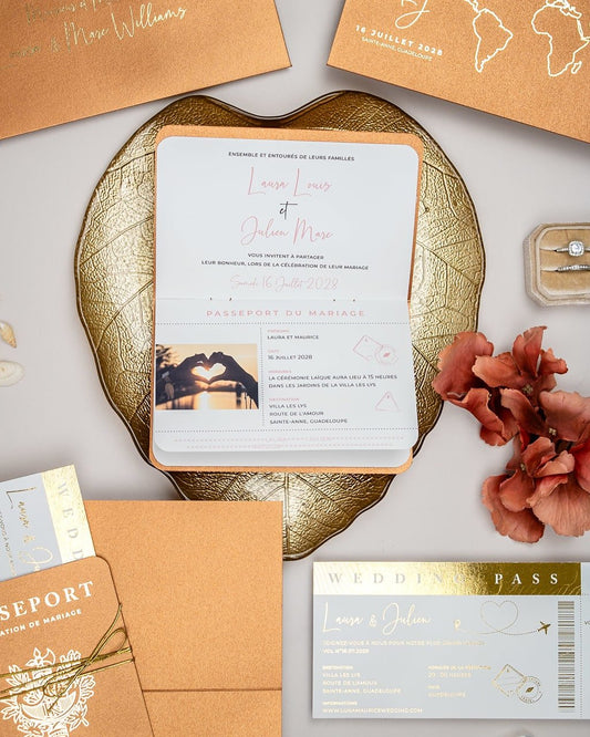 "Zéa - Passeport" - Faire-part de mariage passeport, wedding destination, chic, original et romantique avec dorure or - Création Luxe Carterie Studio